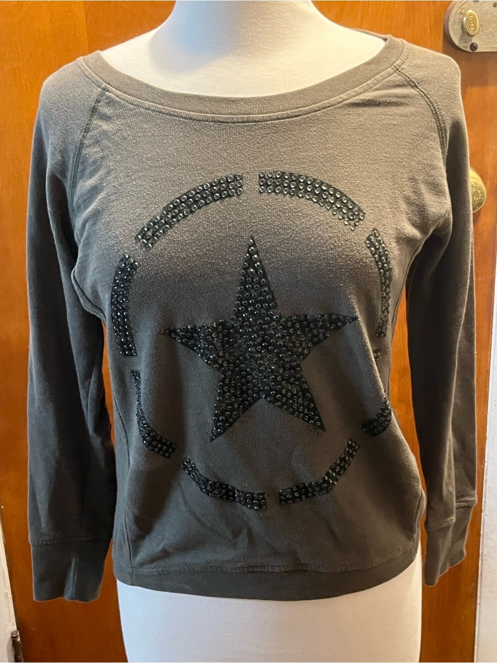 GUESS Vintage Y2K Olive Green Studded Star Pullover Sweatshirt. Size XS